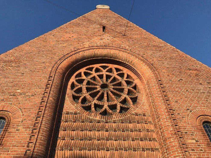 Vanløse Kirkes facade mod Ålekistevej 2019