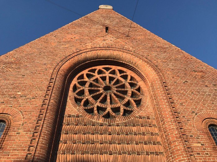 Vanløse Kirkes facade mod Ålekistevej 2019