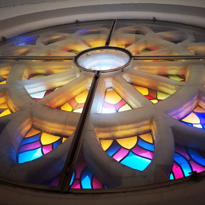 Glasmosaik over Vanløse Kirkes indgang fra 1909