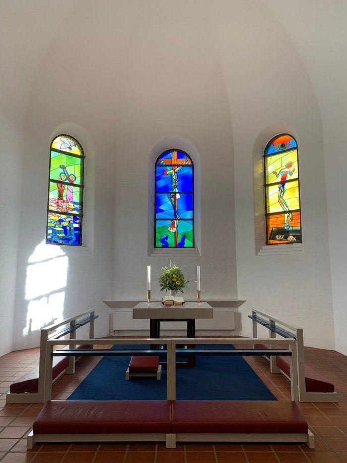 Glasmosaikkerne i Vanløse Kirkes korbue 