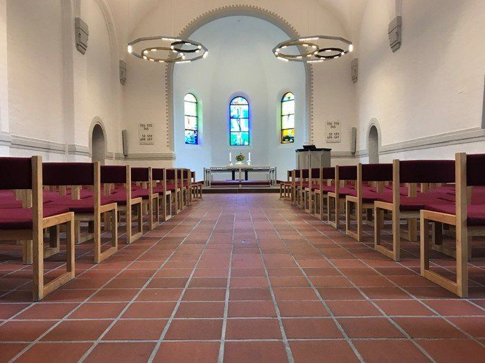 Vanløse Kirke nyistandsat alter og prædikestol 2020