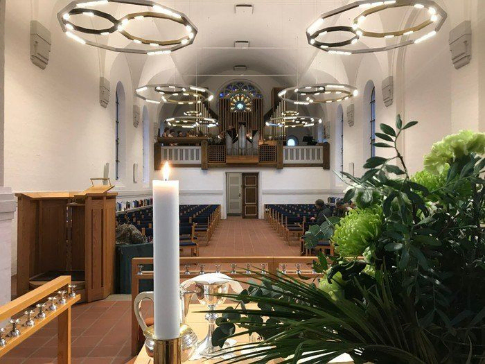Foto af lysekronerne i Vanløse Kirkerum fra alteret 