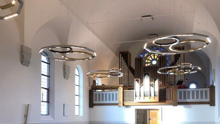 Foto af lysekronerne i Vanløse Kirke