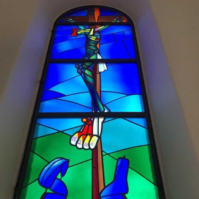 Jesu korsfæstelse glasmosaik Vanløse Kirke